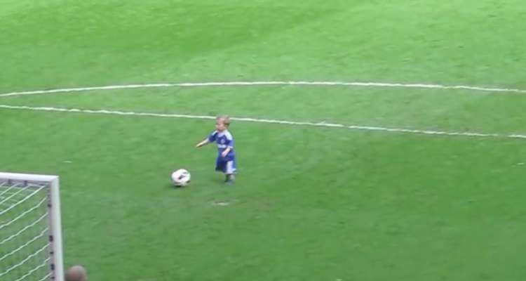 Így őrjöngött a fél stadion, amikor a 2 éves srác gólt lőtt